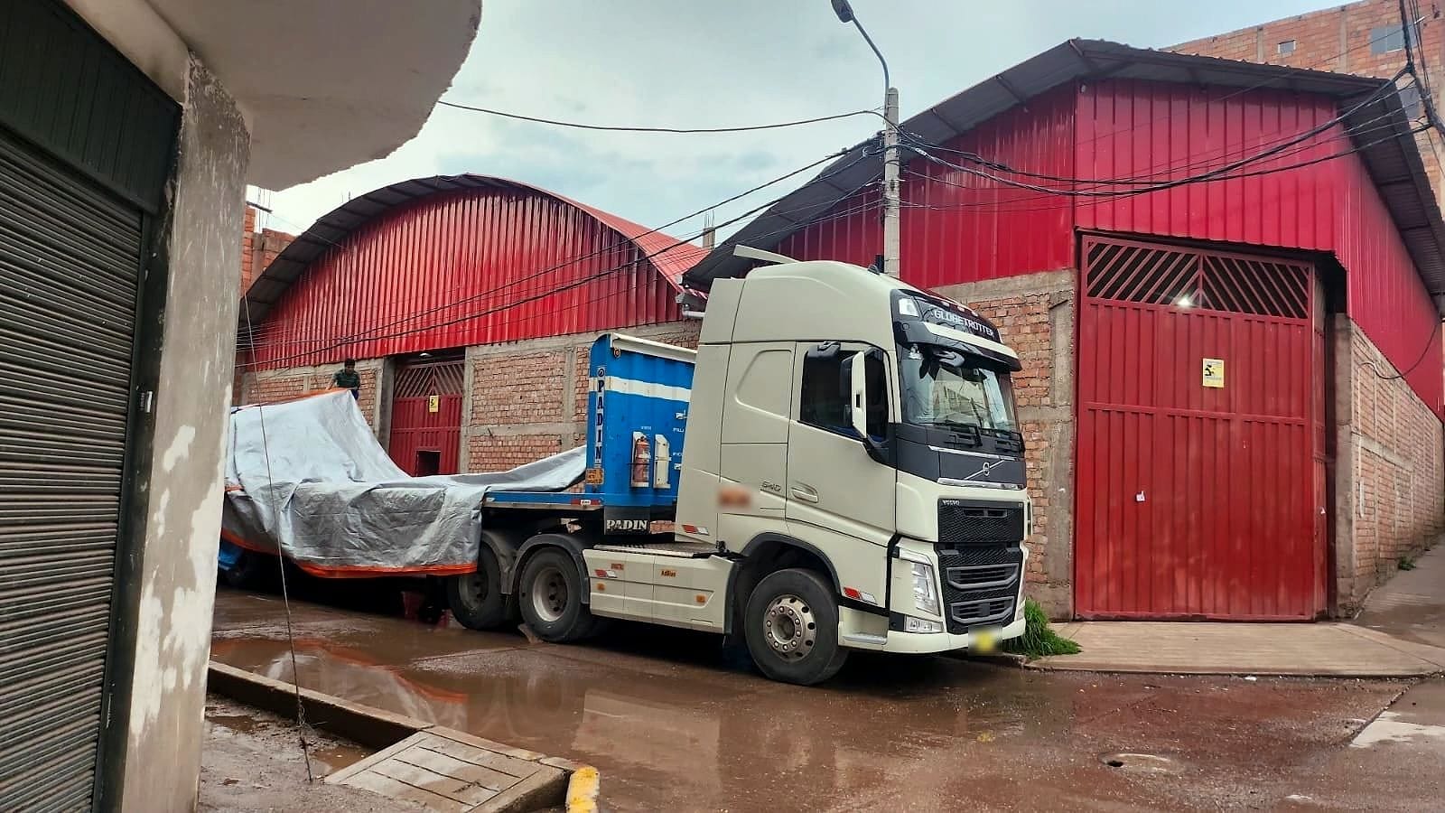 Tracto Volvo de G&I frente al almacén central de San Jerónimo
